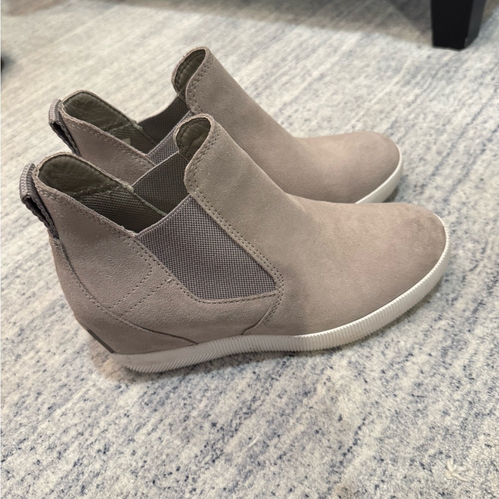 Sorel Out & About Slip On Wedge, size: 6.5 Color: chrome grey. Perfect condition